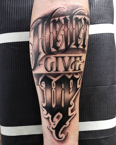 Round One Tattoo - Tatuaggi, piercing, microdermal, traditional, old school, lettering, Chicano, realistico, black and grey