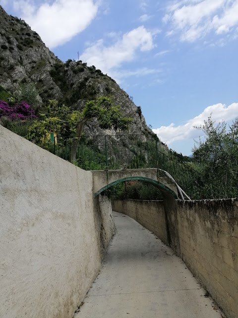 Parcheggio inizio percorso ciclopedonale Limone (disco orario120')