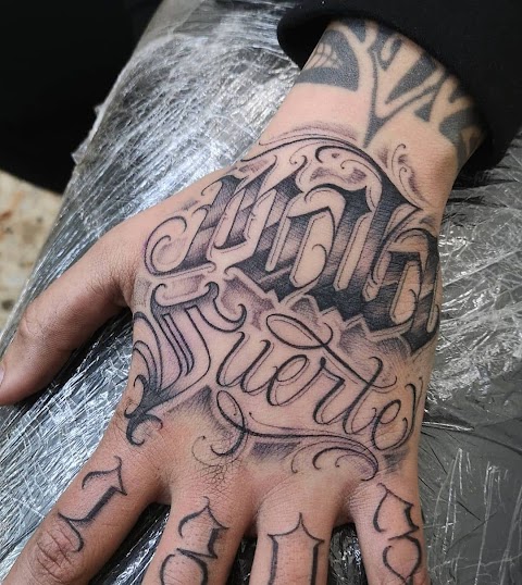 Round One Tattoo - Tatuaggi, piercing, microdermal, traditional, old school, lettering, Chicano, realistico, black and grey