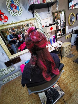 Mezzi Artisti Lady Hairdresser & Barber