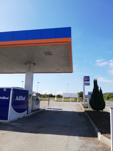 IP - Distributore di benzina, autolavaggio e bar.