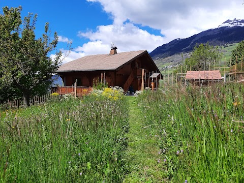 CHALET LE PARADOU, Table and Bed