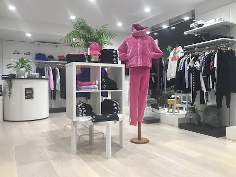Isola Fashion Gallery