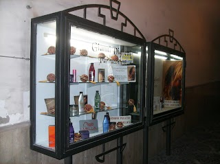 Gianni Viglietti Parrucchiere Napoli - secondo negozio sulle scale del cortile interno