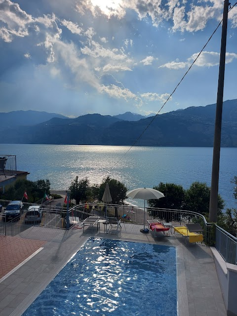 Hotel con piscina Casa Marinella - Hotel fronte Lago a Malcesine vicino ai campi di Tennis di Navene