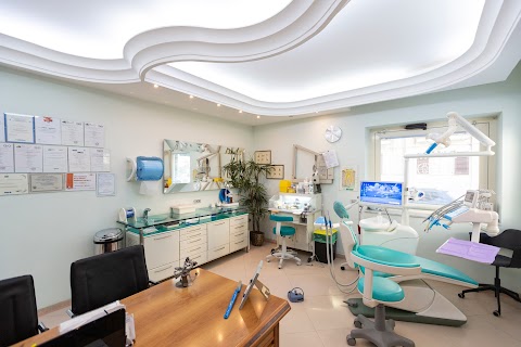 Studio Dentistico-Dott. Antonio Colantuono-dentista Vomero Arenella-IMPLANTOLOGIA -ORTODONZIA -LASERTERAPIA per PARODONTITE, PROTESI,CONSERVATIVA,PEDODONZIA.GNATOLOGIA