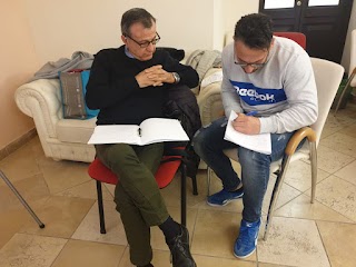 Dr. Sicignano Antonio Medico di Medicina Generale, Medico Psicoterapeuta Specialista in Ipnosi e Psicoterapia Ericksoniana Esperto in Psicologia dello Sport Presidente Comitato Campania SPOPSAM Membro Direttivo Nazionale SPOPSAM Mind Set Coach