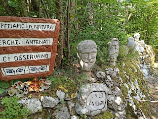 Sentieri dei piccoli camminatori - piccole baite addossate alle rocce