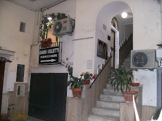 Gianni Viglietti Parrucchiere Napoli - secondo negozio sulle scale del cortile interno