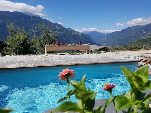 CHALET LE PARADOU, Table and Bed