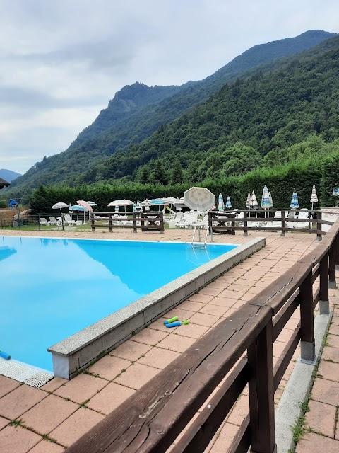 piscina acqua azzurra