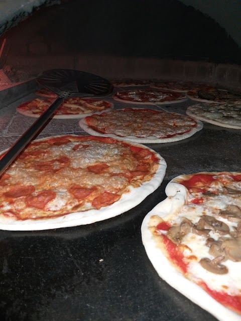 Pizzeria Il Gusto della Pizza. Forno a legna e consegne a domicilio