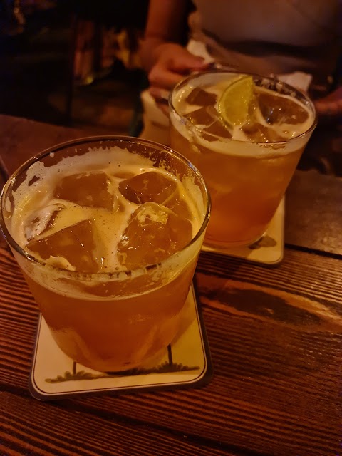 Porto 51 Cocktail Bar, Pub & Aperitivo al tramonto