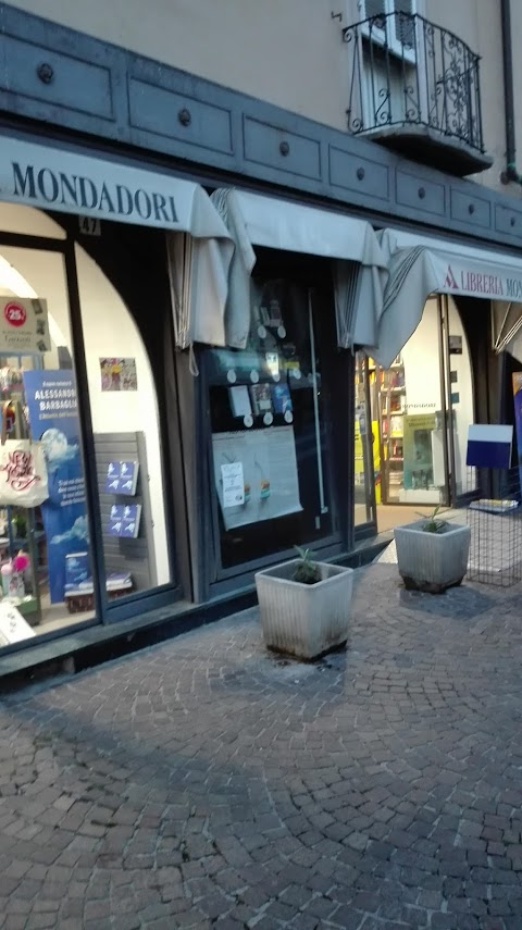 Mondadori Bookstore