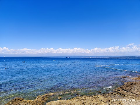 Faro sulla spiaggia di Isola