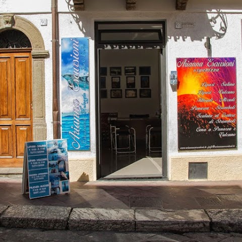 Arianna Escursioni|tour isole Eolie|Eolie vacanza|scalata al cratere di Stromboli|Trasferimenti in barca Isole Eolie