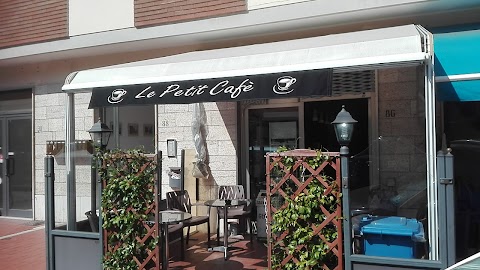 Le Petit Cafe