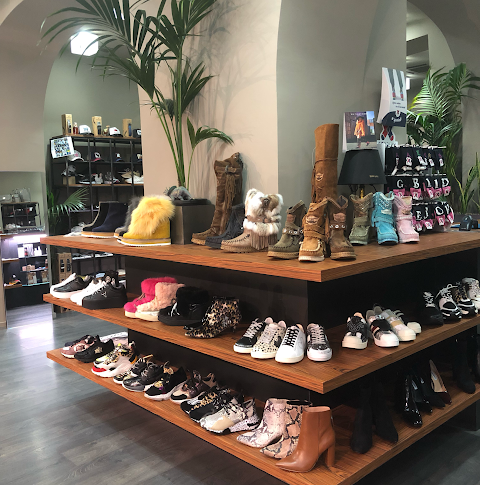 TIFFANY BERGAMO, Ugg Dr Martens Love Moschino Steve Madden Mou Boots Kway [Negozio a Bergamo]