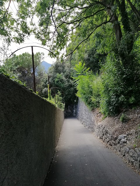 Parcheggio inizio percorso ciclopedonale Limone (disco orario120')