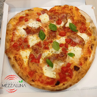 Pizzeria Mezzaluna