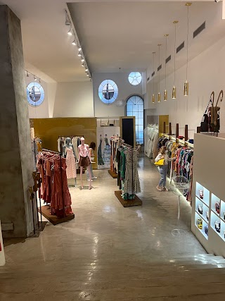 Roberta Bacarelli Concept Store