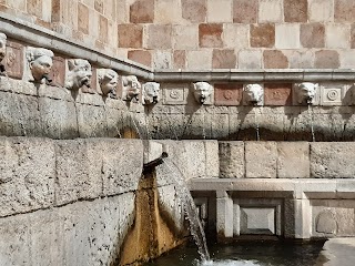 Fontana delle 99 Cannelle