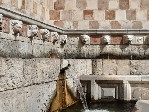 Fontana delle 99 Cannelle