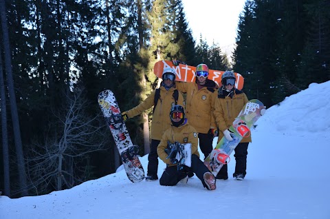 Yolo Snowboard Skull