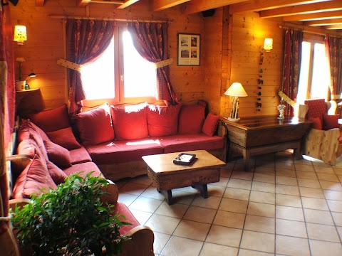 CHALET LE PARADOU, Table and Bed