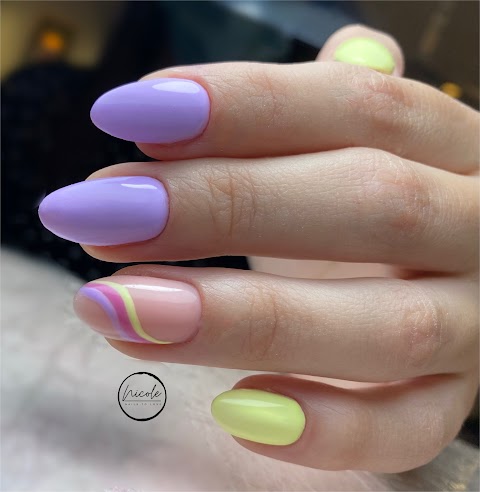 Nicole nails to love