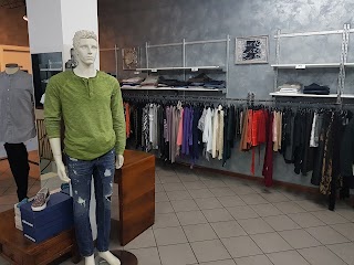 Stock d'Abbigliamento di Zanola Roberto & C. S.A.S.