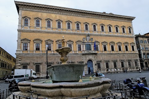 Fontana di Piazza Farnese