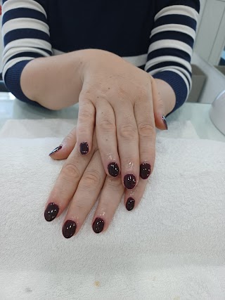 NAIL LOUNGE