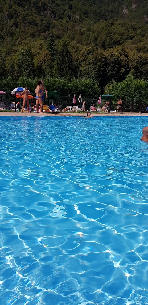 piscina acqua azzurra