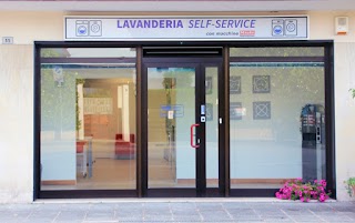 LAVANDERIA SELF-SERVICE
