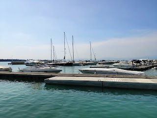 Del Garda beach lake