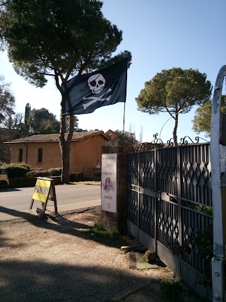 A metà strada (se vieni da Roma dopo il bar,se vieni da Viterbo prima del bar)