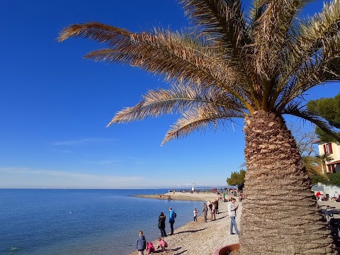 Faro sulla spiaggia di Isola