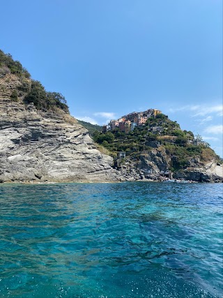 La Cueva Blanca | Tour in barca alle 5 terre, Stabilimento balneare, Bar e Ristorante