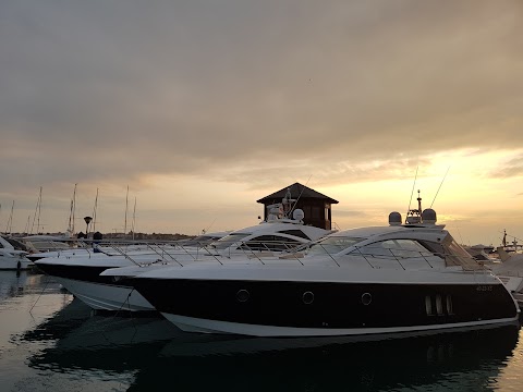 Del Garda beach lake