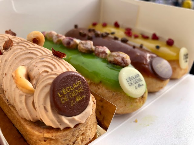 Eclair de Genie Cafe