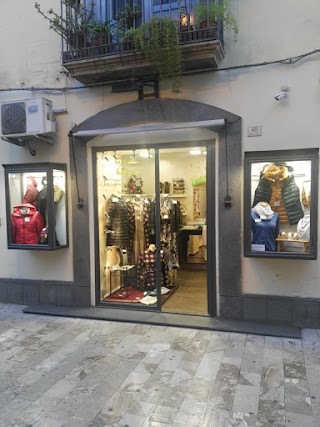 TENE di DE SIMONE RITA ABBIGLIAMENTO DONNA VESTOPAZZO CORNER RIVENDITORE UFFICIALE IL PONCHETTO RIVENDITORE GHUNGROO