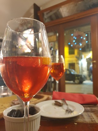 Bianco E Rosso Vino E Caffe