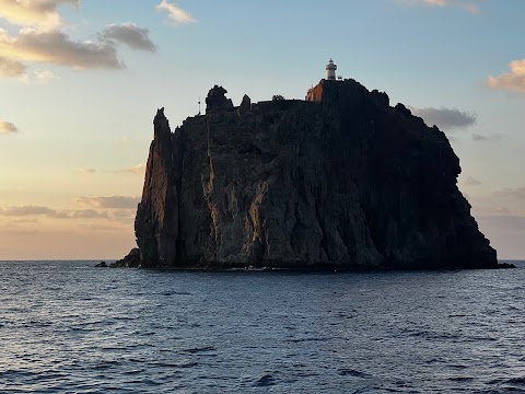 Da Massimo Dolcevita Group Lipari Escursioni alle Eolie Scalata al cratere di Stromboli