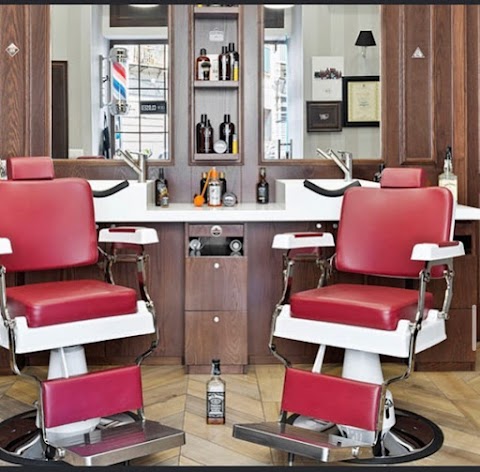 Barberia barbershop l Tagliacapelli Hairstyliing barbershop uomo
