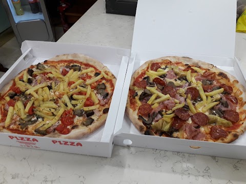 Maxi Pizza di Lena Leonard