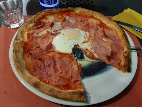 Pizzeria la margherita, con colonnina di ricarica e-bike