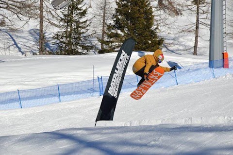 Yolo Snowboard Skull