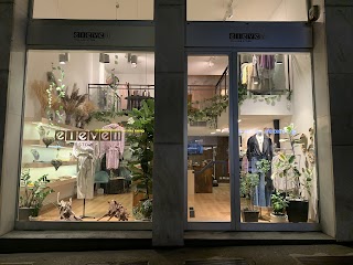 Eleven Village Store Milano