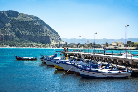 Casetta vista mare in piazza a Mondello